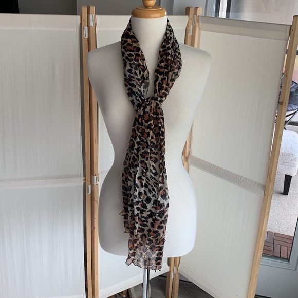 Animal print polyester scarf. - Picture 5 of 13